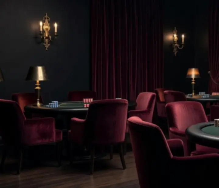 Ambiance feutrée d&rsquo;un salon de cartes parisien avec tables de poker en acajou et lumières tamisées.