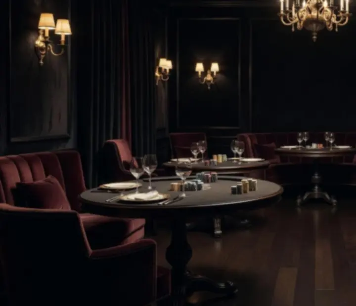 Salon privé tamisé réservé aux membres Allve Rique, mêlant table de poker et art de la table gastronomique.